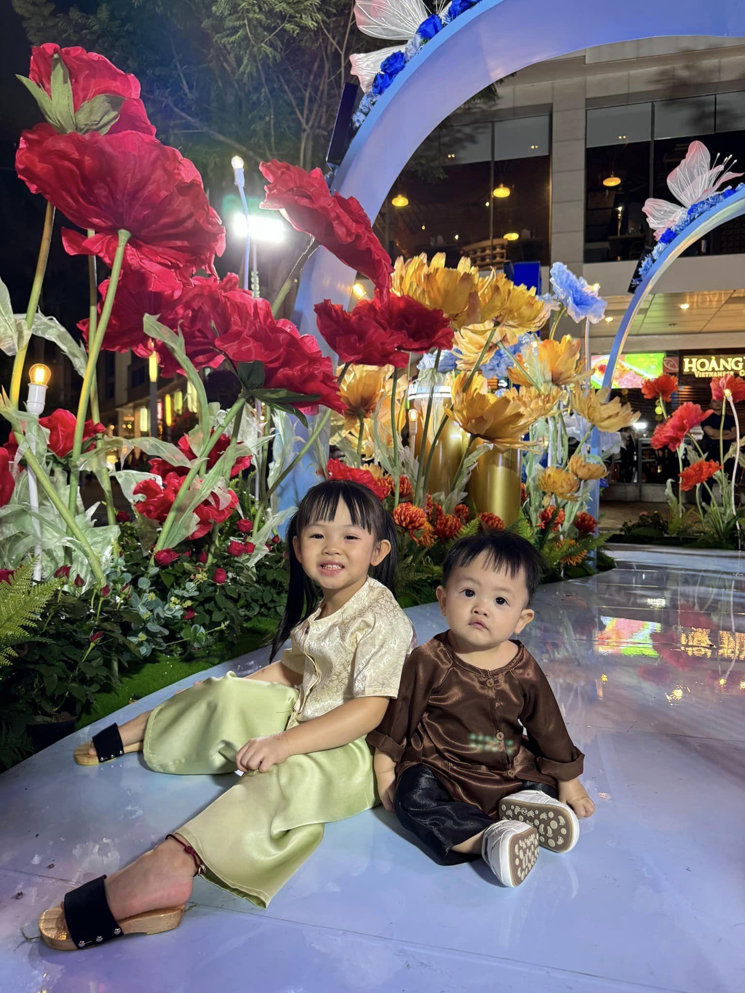 Khoảnh khắc cực yêu của 2 nhóc tỳ nhà Cường Đô La, diện mạo hiện tại bé Sutin gây "lụi tim"- Ảnh 1. Khoảnh khắc cực yêu của 2 nhóc tỳ nhà Cường Đô La, diện mạo hiện tại bé Sutin gây "lụi tim"- Ảnh 1.