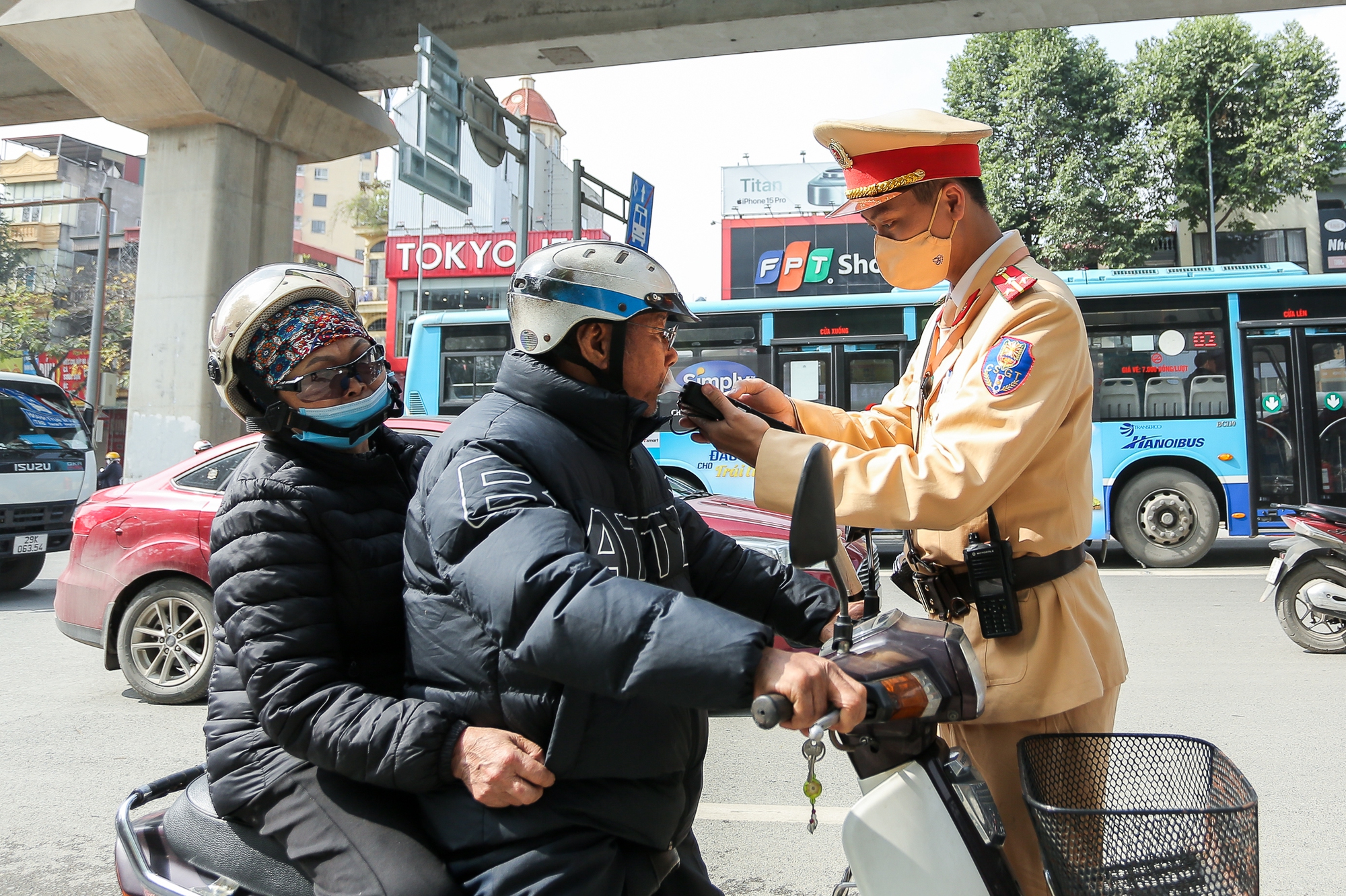 Tài xế vi phạm nồng độ cồn được Cảnh sát giao thông giúp chở đi bán thịt ngày cận Tết - Ảnh 3.