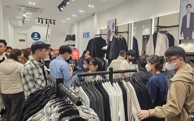 Hà Nội: Dòng người đổ xô đi sắm Tết, đến tận nửa đêm vẫn nhích từng bước thoát tắc - Ảnh 2. Hà Nội: Dòng người đổ xô đi sắm Tết, đến tận nửa đêm vẫn nhích từng bước thoát tắc - Ảnh 2.