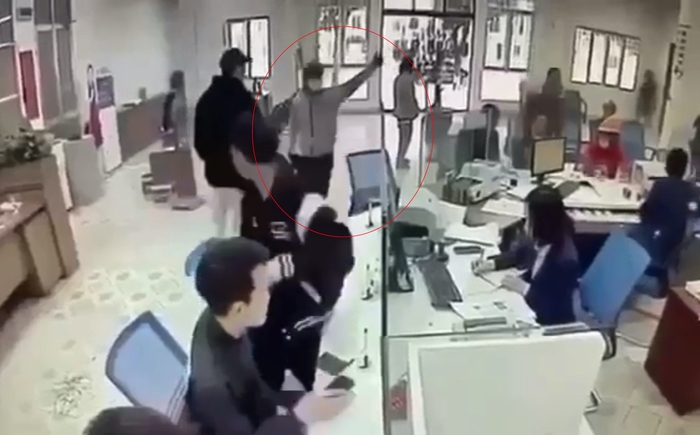 Đặc điểm nhận dạng kẻ mang dao và vật nghi lựu đạn vào cướp ngân hàng ở Nghệ An - Ảnh 1.