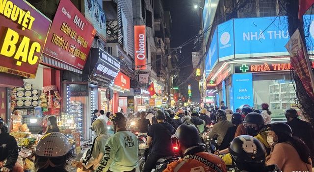 Hà Nội: Dòng người đổ xô đi sắm Tết, đến tận nửa đêm vẫn nhích từng bước thoát tắc - Ảnh 7. Hà Nội: Dòng người đổ xô đi sắm Tết, đến tận nửa đêm vẫn nhích từng bước thoát tắc - Ảnh 7.