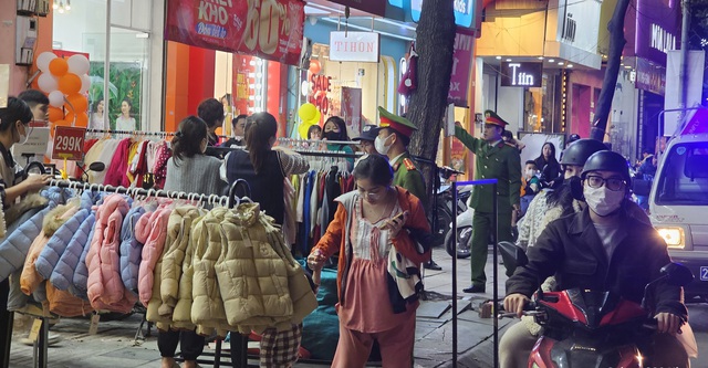 Hà Nội: Dòng người đổ xô đi sắm Tết, đến tận nửa đêm vẫn nhích từng bước thoát tắc - Ảnh 6. Hà Nội: Dòng người đổ xô đi sắm Tết, đến tận nửa đêm vẫn nhích từng bước thoát tắc - Ảnh 6.