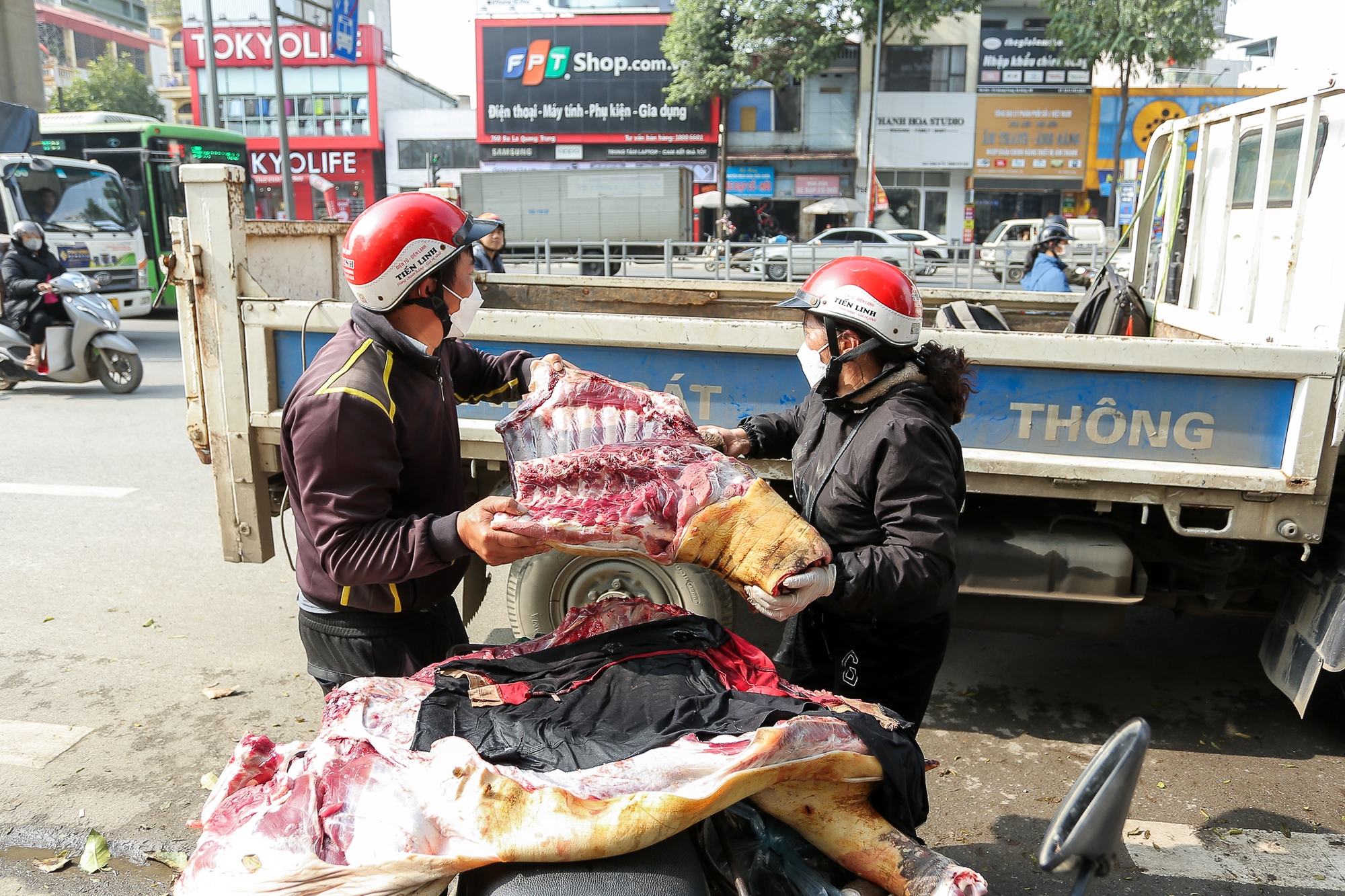 Tài xế vi phạm nồng độ cồn được Cảnh sát giao thông giúp chở đi bán thịt ngày cận Tết - Ảnh 8.