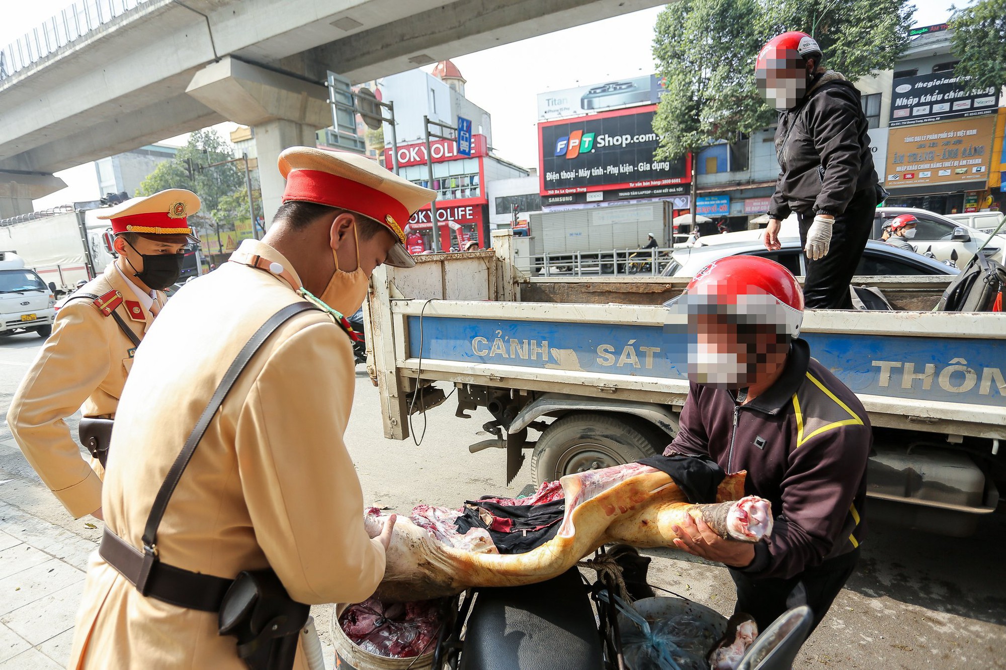 Tài xế vi phạm nồng độ cồn được Cảnh sát giao thông giúp chở đi bán thịt ngày cận Tết - Ảnh 7.