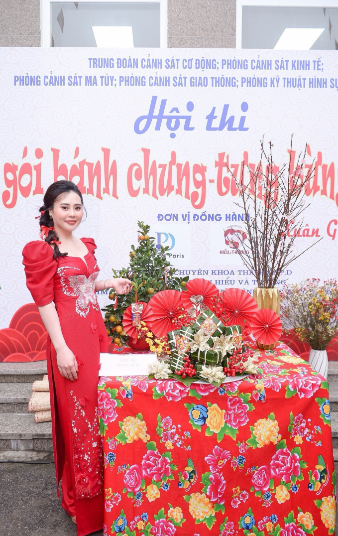 Hoa hậu “hai nhiệm kì” Phan Kim Oanh diện áo dài ngồi chấm thi “gói bánh chưng” - Ảnh 2.