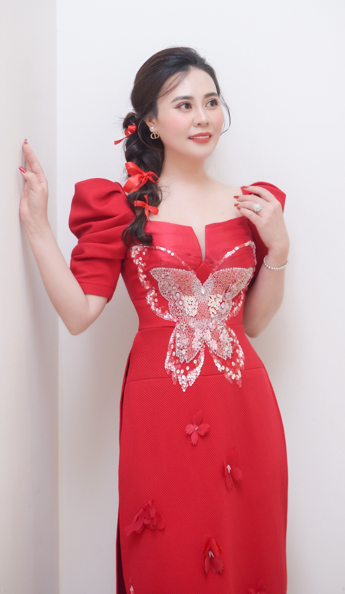 Hoa hậu “hai nhiệm kì” Phan Kim Oanh diện áo dài ngồi chấm thi “gói bánh chưng” - Ảnh 3.