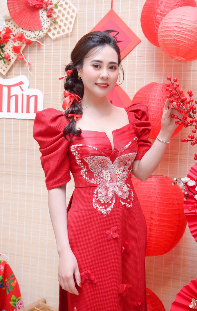 Hoa hậu “hai nhiệm kì” Phan Kim Oanh diện áo dài ngồi chấm thi “gói bánh chưng” - Ảnh 4.