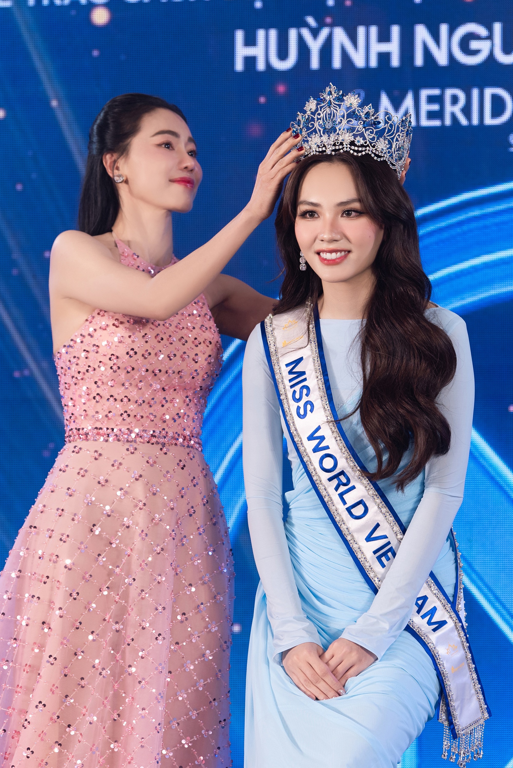 Hoa hậu Mai Phương công bố loạt váy áo tại Miss World, 1 nhân vật đặc biệt và dàn Hậu đình đám góp mặt- Ảnh 4.
