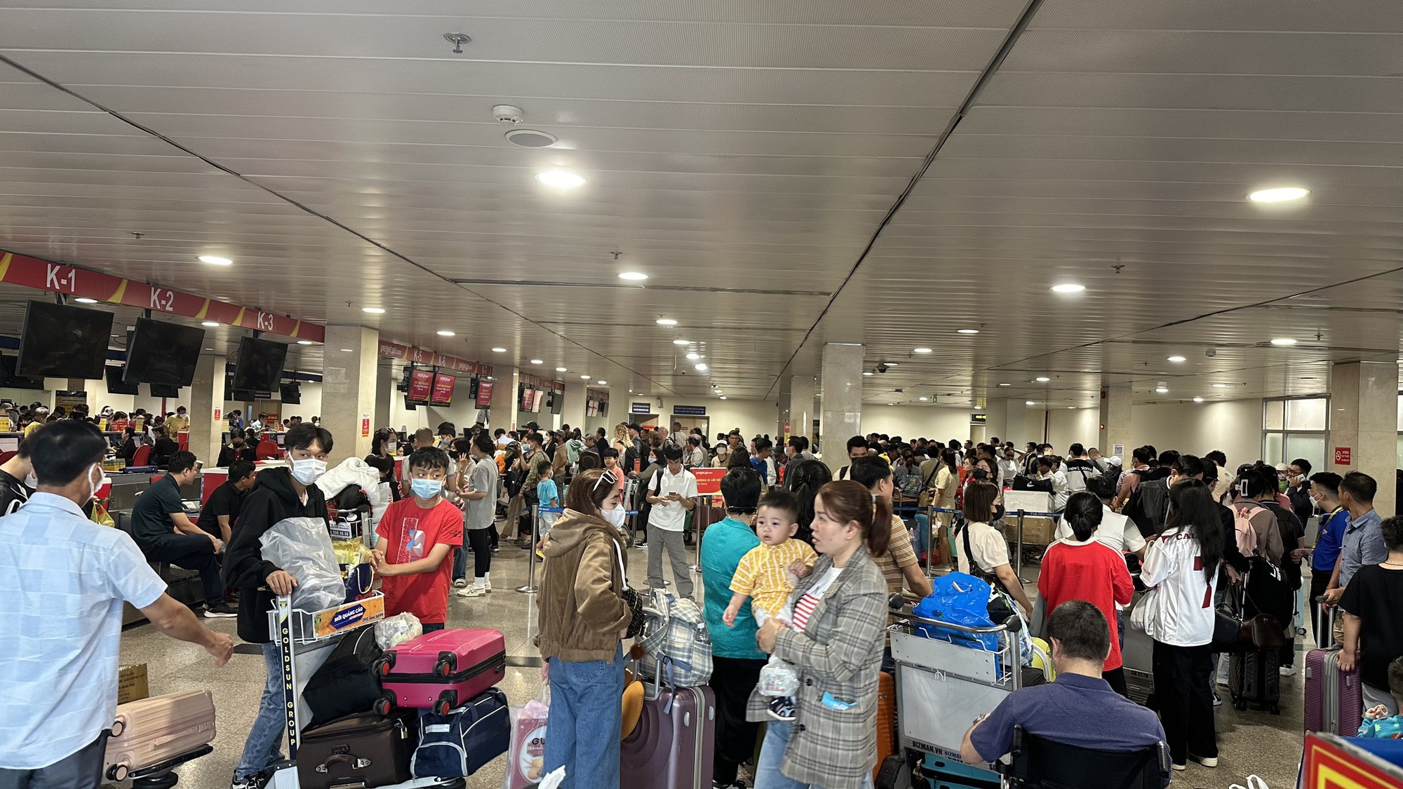 Gần 700 chuyến bay bị chậm, hủy ở sân bay Tân Sơn Nhất- Ảnh 1.