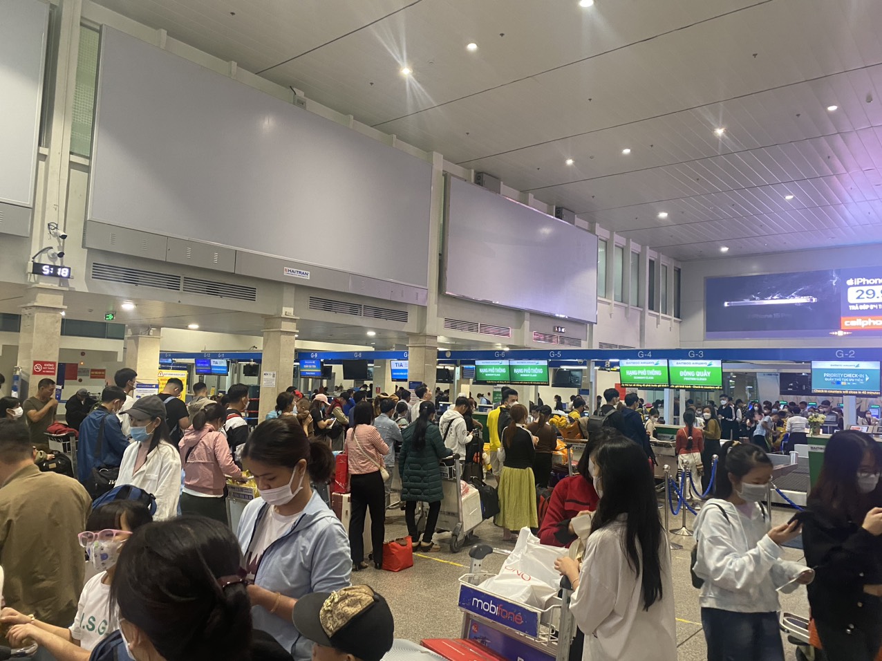 Gần 700 chuyến bay bị chậm, hủy ở sân bay Tân Sơn Nhất- Ảnh 2.