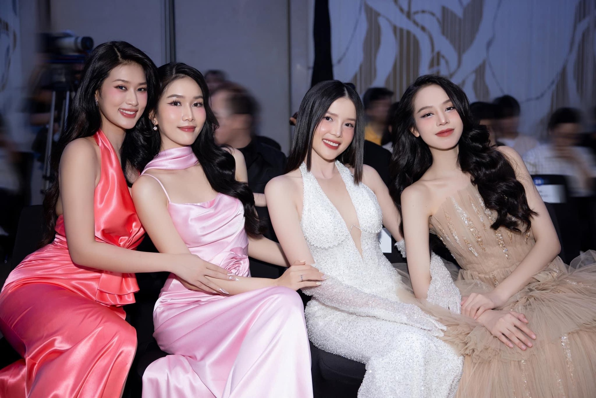 Hoa hậu Mai Phương công bố loạt váy áo tại Miss World, 1 nhân vật đặc biệt và dàn Hậu đình đám góp mặt- Ảnh 7.