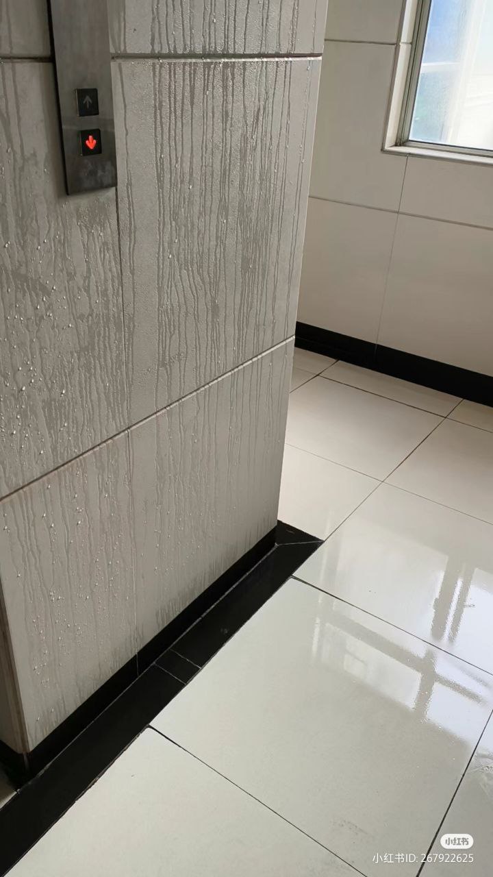 Độc lạ chống nồm sàn nhà bằng băng vệ sinh: Netizen tung hô cách làm thông minh, thực hư hiệu quả ra sao? - Ảnh 1.