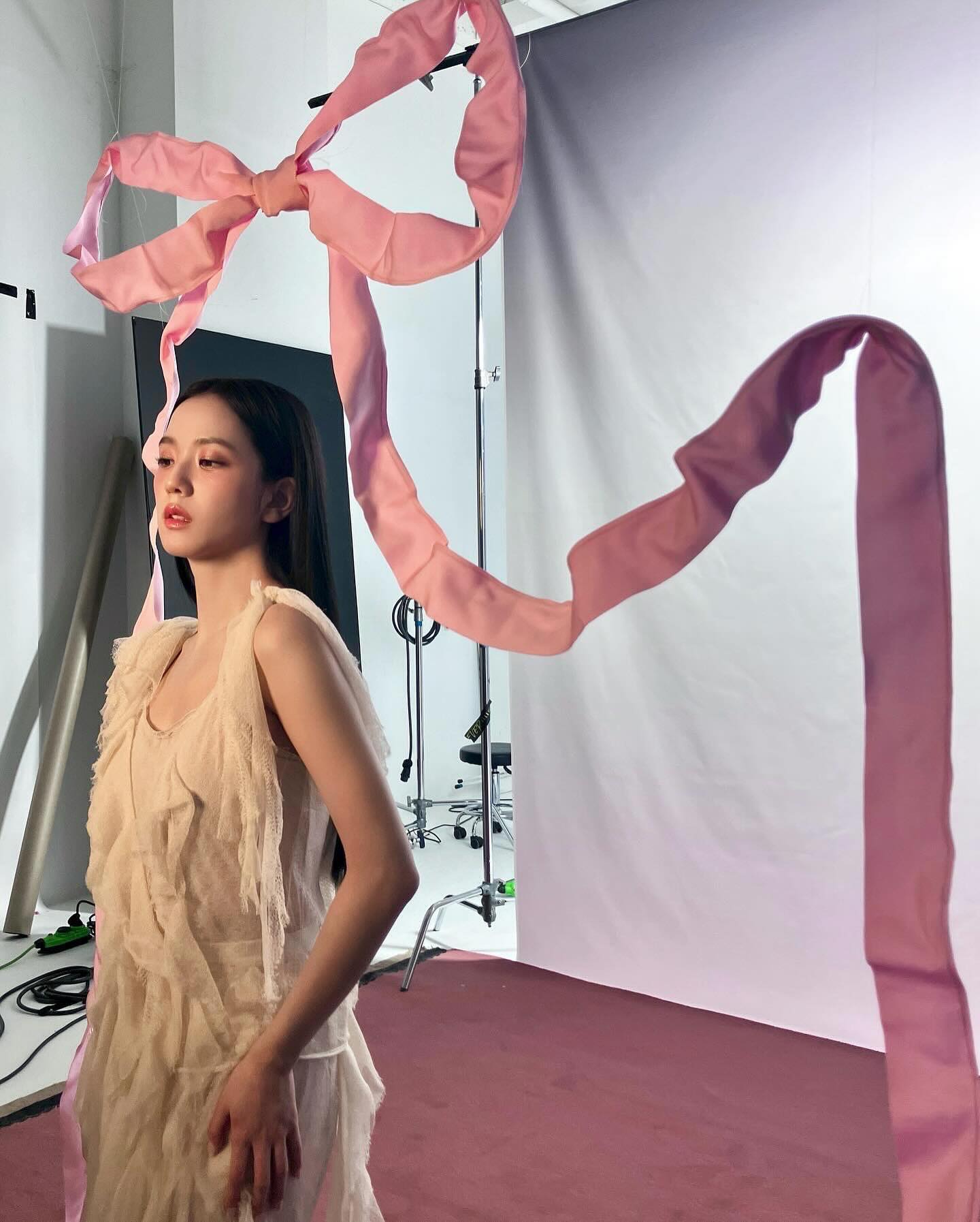 Dazed Korea bật mí hậu trường buổi shooting với Jisoo: Chuyên nghiệp cỡ này chẳng trách ai cũng cưng- Ảnh 7.