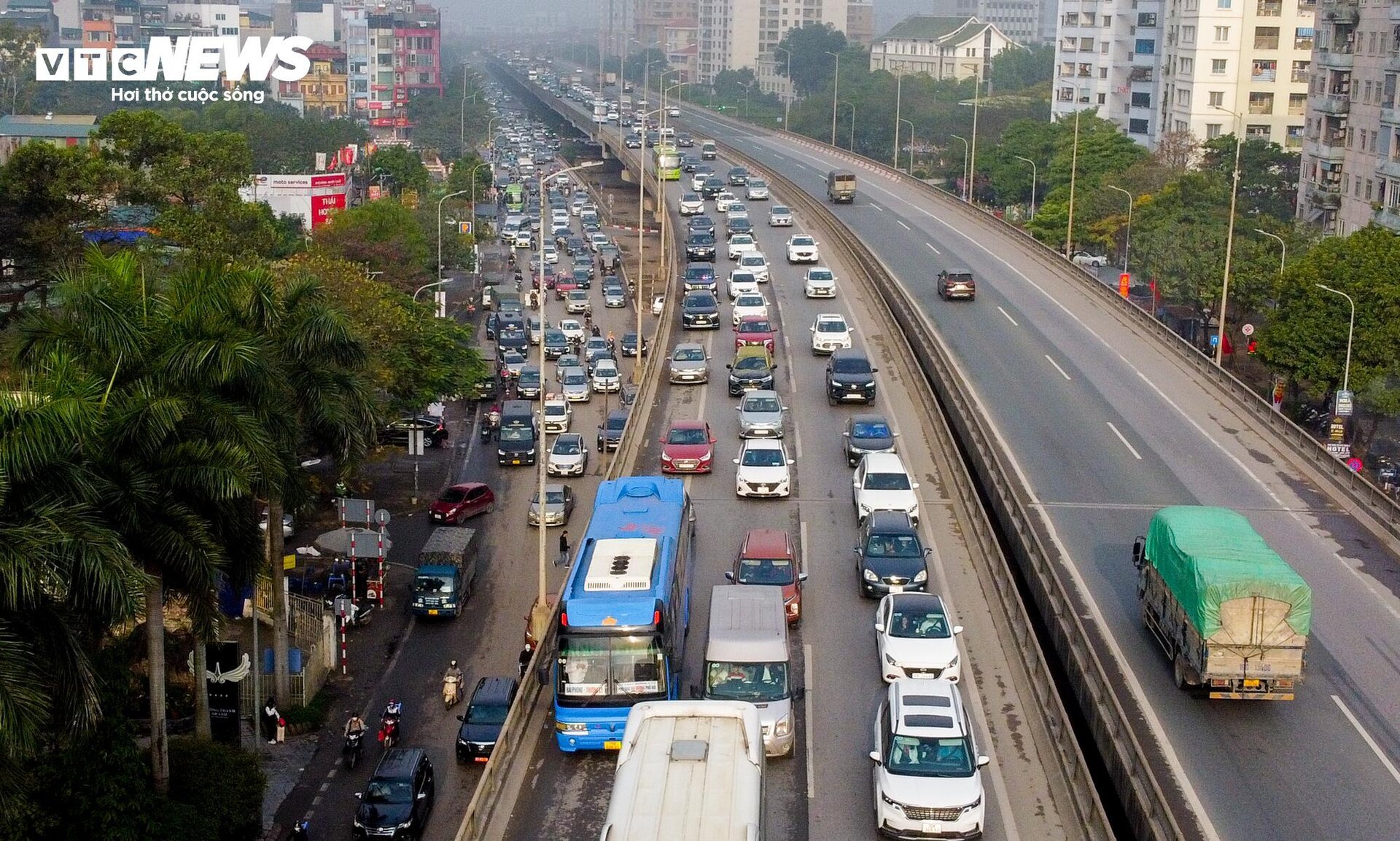 Đường vành đai hướng ra khỏi Hà Nội tắc từ sớm, gần 1 tiếng mới đi được 1km - Ảnh 2.