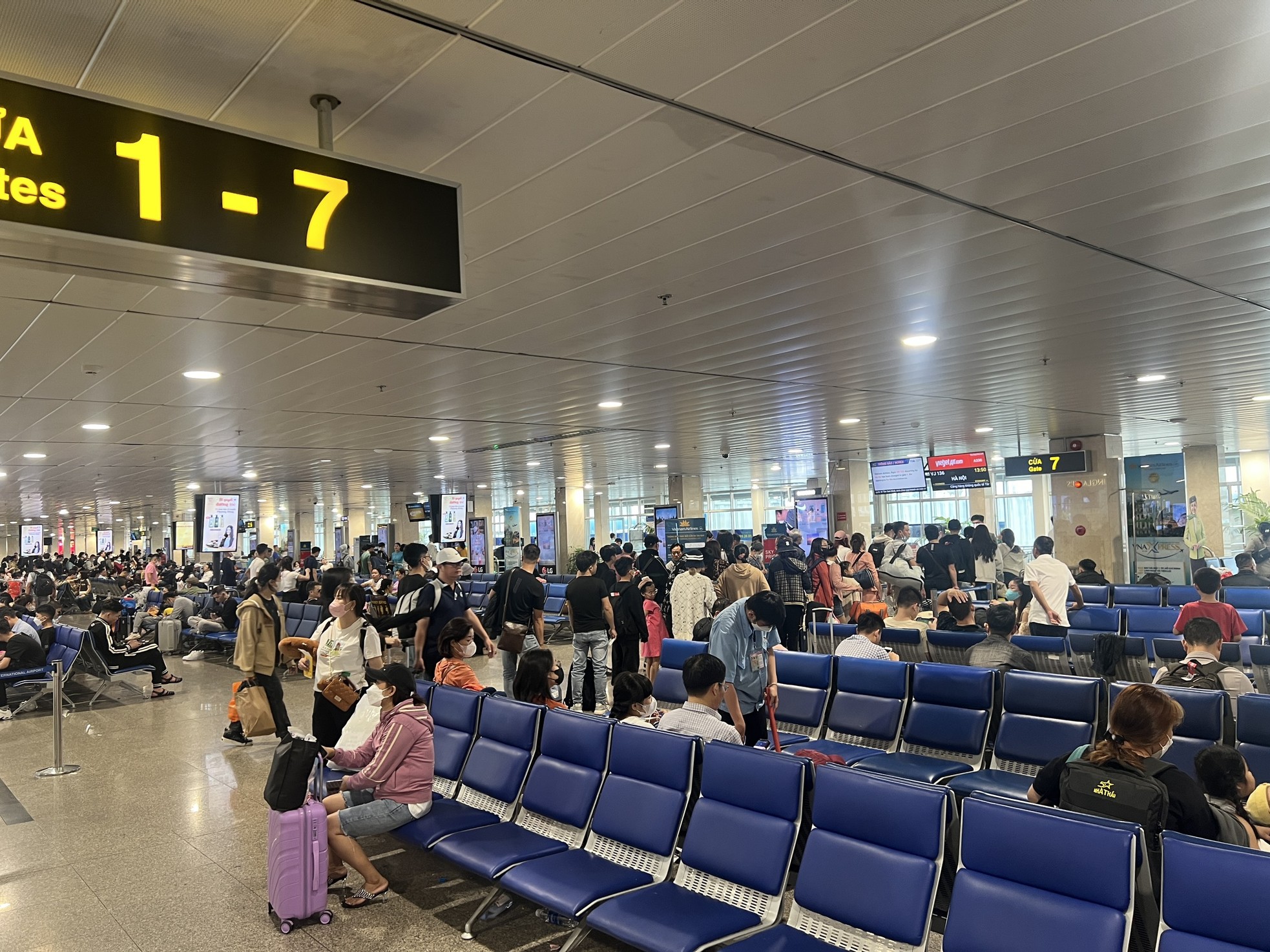 Bất ngờ hình ảnh Sân bay Tân Sơn Nhất, cửa ngõ về miền Tây ngày 26 Tết - Ảnh 3.