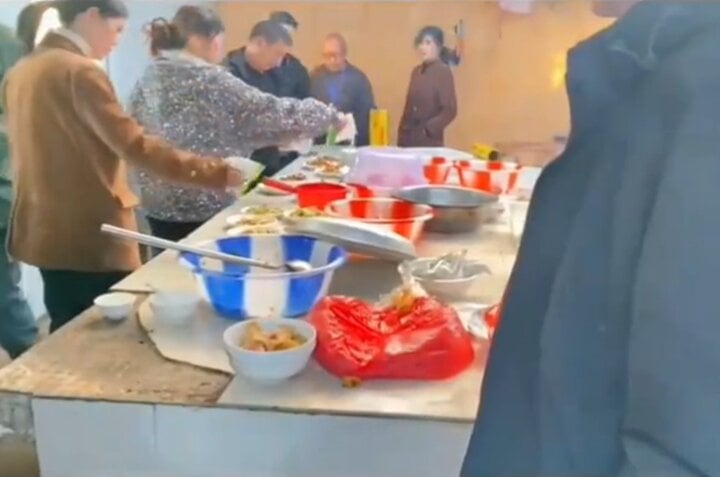 Ngăn dân rượu chè cuối năm, quan chức Trung Quốc đổ muối vào món ăn gây bức xúc - Ảnh 1.