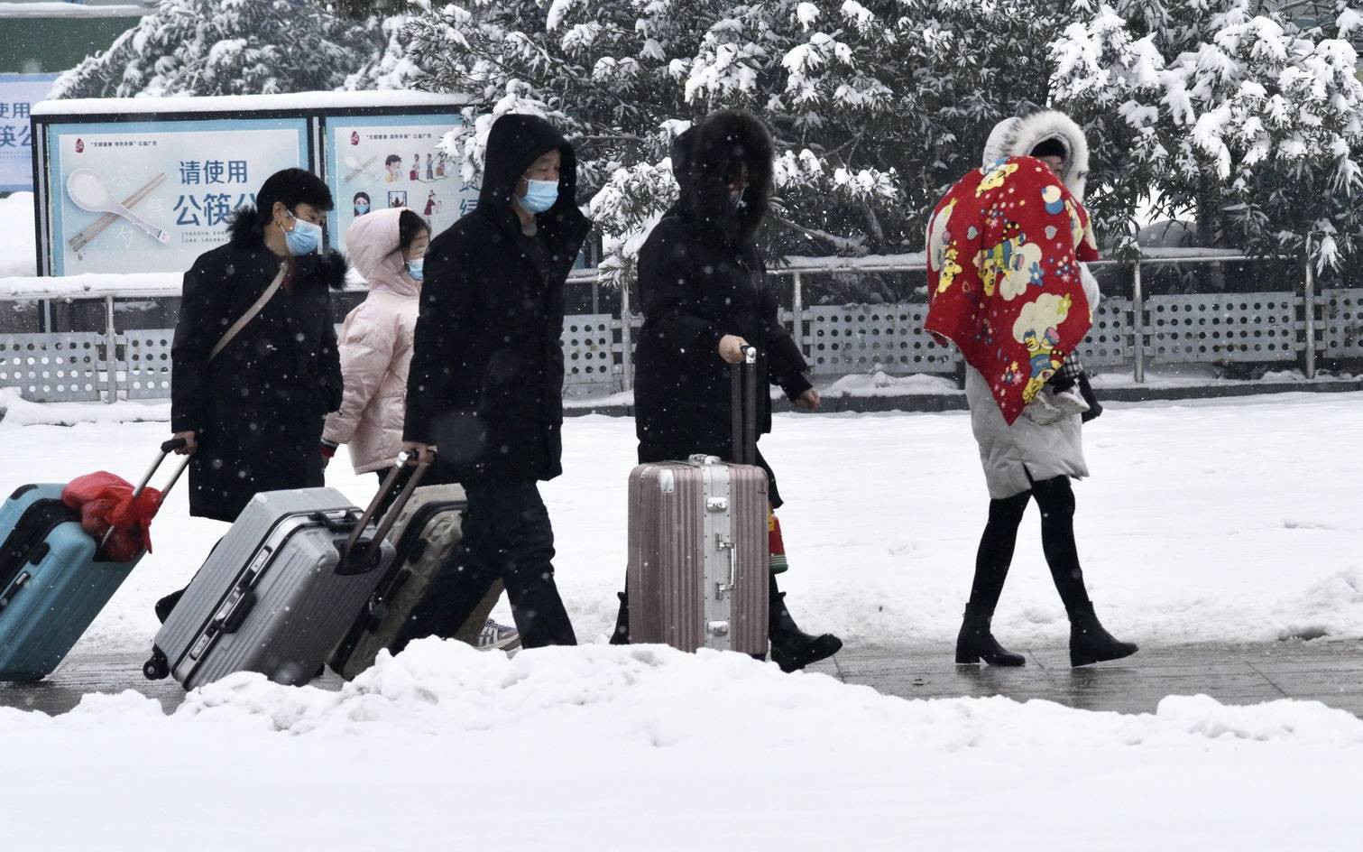 Bão tuyết cản trở Xuân vận Trung Quốc: Chạy ô tô, đi máy bay, ngồi tàu hỏa đều sợ không kịp về nhà đón Tết