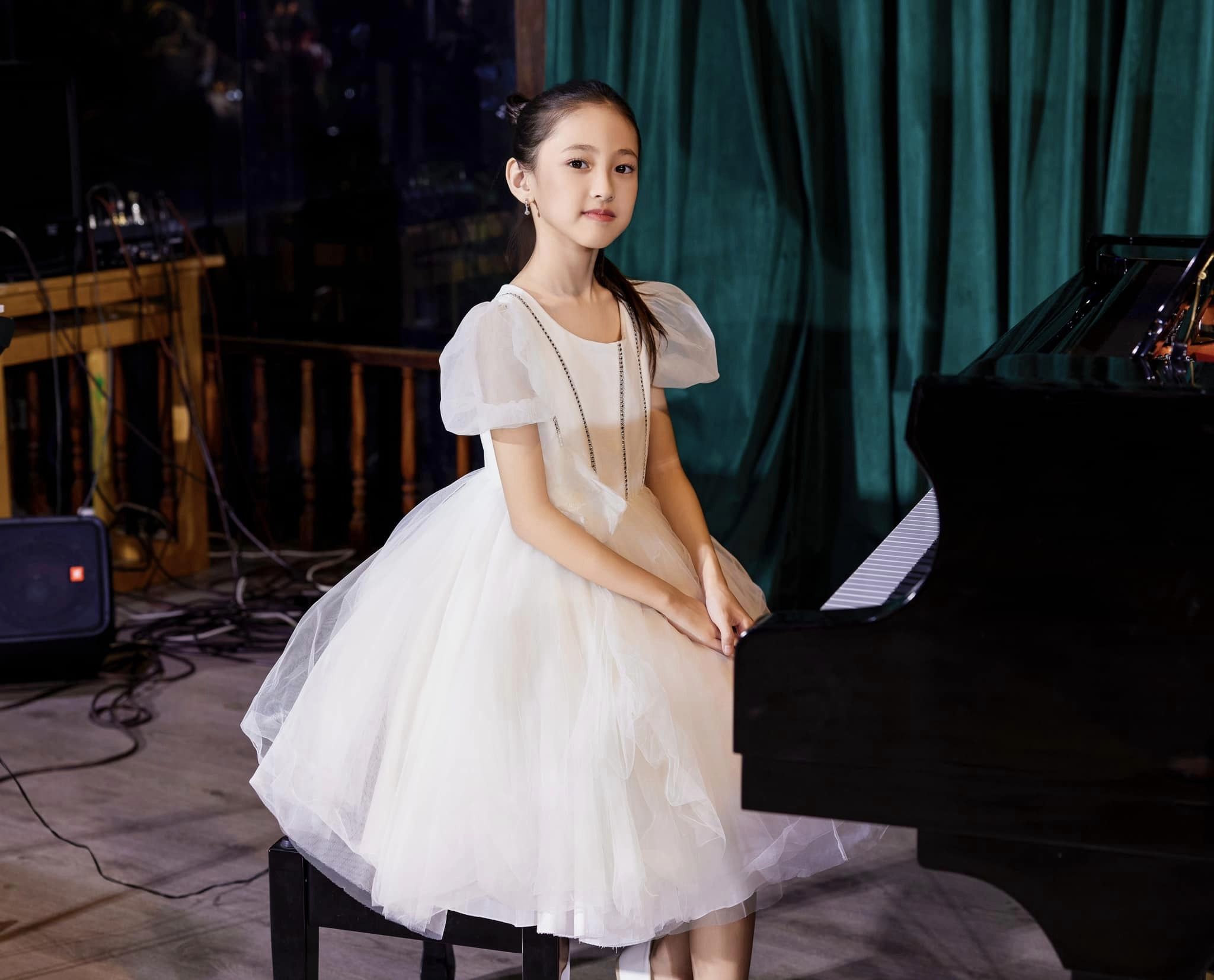 Không chỉ múa ballet, cưỡi ngựa xuất sắc, con gái Hà Kiều Anh còn &quot;gây thương nhớ&quot; khi biểu diễn bộ môn nghệ thuật piano - Ảnh 4.