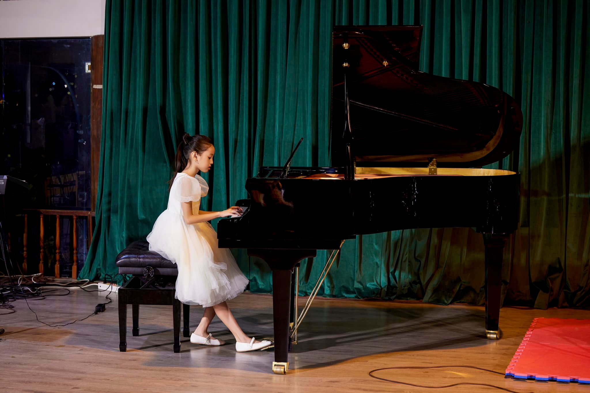 Không chỉ múa ballet, cưỡi ngựa xuất sắc, con gái Hà Kiều Anh còn &quot;gây thương nhớ&quot; khi biểu diễn bộ môn nghệ thuật piano - Ảnh 1.