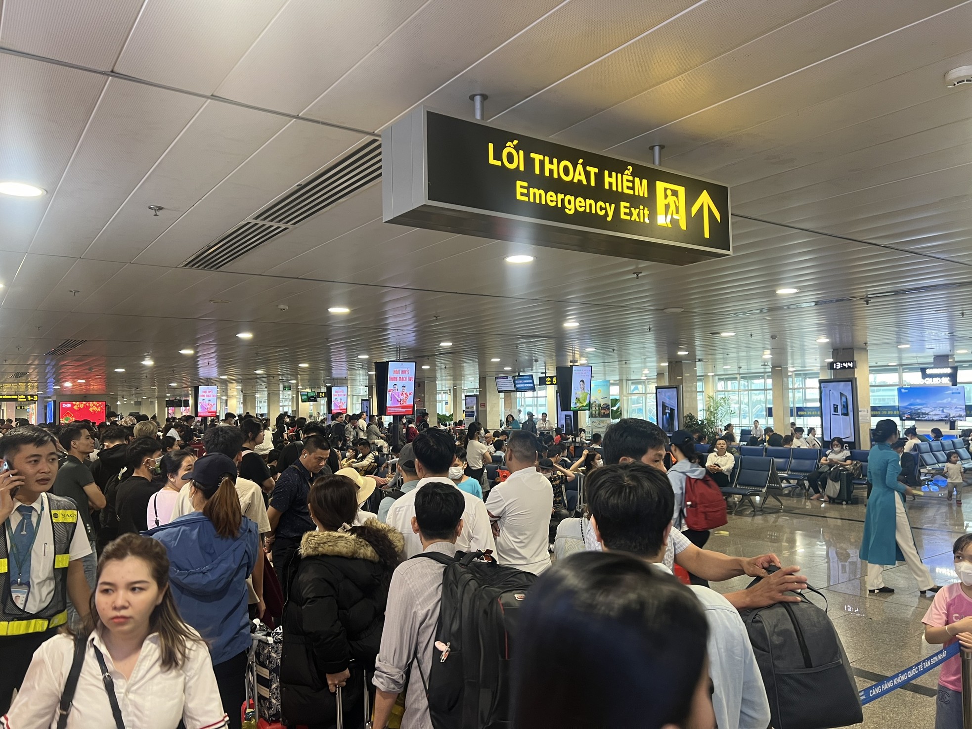 Bất ngờ hình ảnh Sân bay Tân Sơn Nhất, cửa ngõ về miền Tây ngày 26 Tết - Ảnh 4.