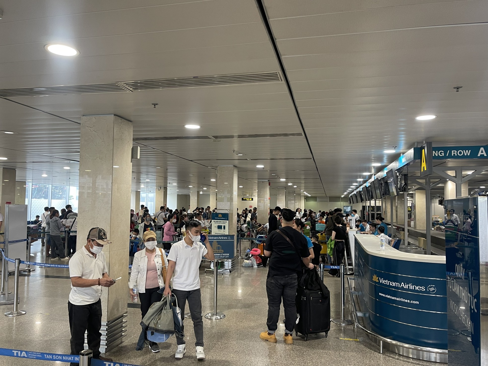 Bất ngờ hình ảnh Sân bay Tân Sơn Nhất, cửa ngõ về miền Tây ngày 26 Tết - Ảnh 6.