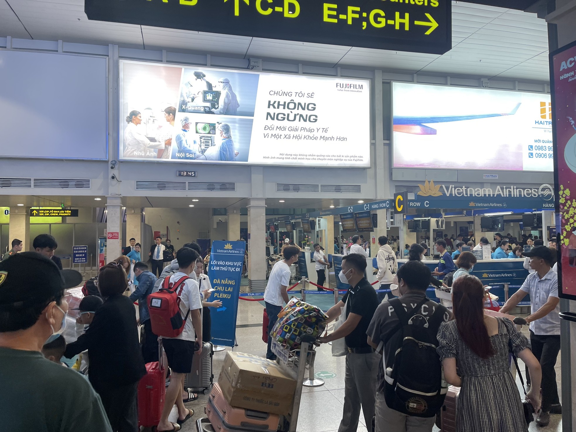 Bất ngờ hình ảnh Sân bay Tân Sơn Nhất, cửa ngõ về miền Tây ngày 26 Tết - Ảnh 1.