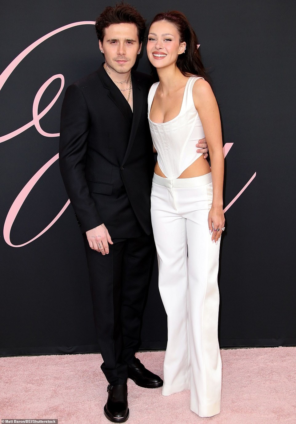 Selena Gomez gợi cảm lấn át Victoria Beckham và con dâu - Ảnh 2.