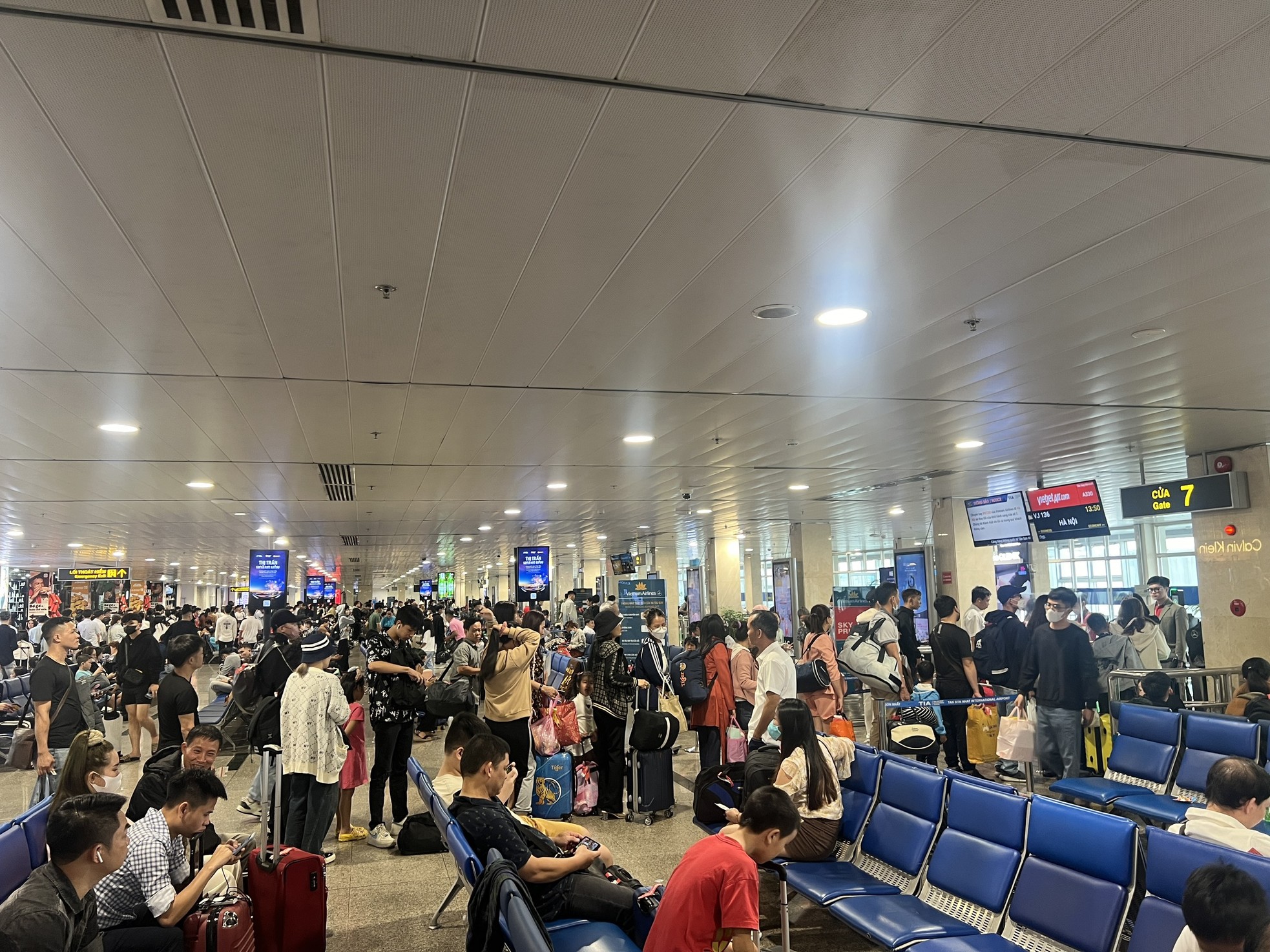 Bất ngờ hình ảnh Sân bay Tân Sơn Nhất, cửa ngõ về miền Tây ngày 26 Tết - Ảnh 2.