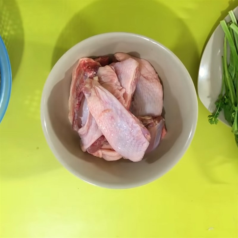 Cách nấu canh khoai sọ thịt gà đơn giản thơm ngon - Ảnh 2.
