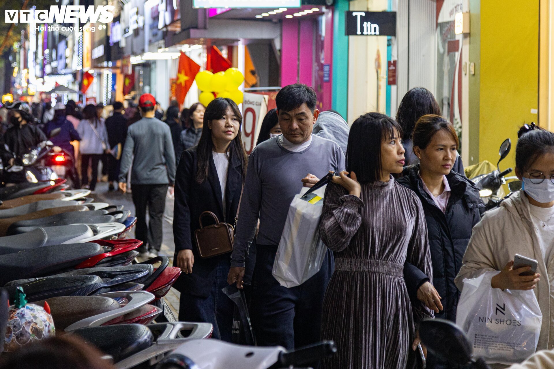 Thời trang ào ạt xả hàng nghỉ Tết, khách chen chân mua, nhiều cửa hàng 'vỡ trận' - Ảnh 15.