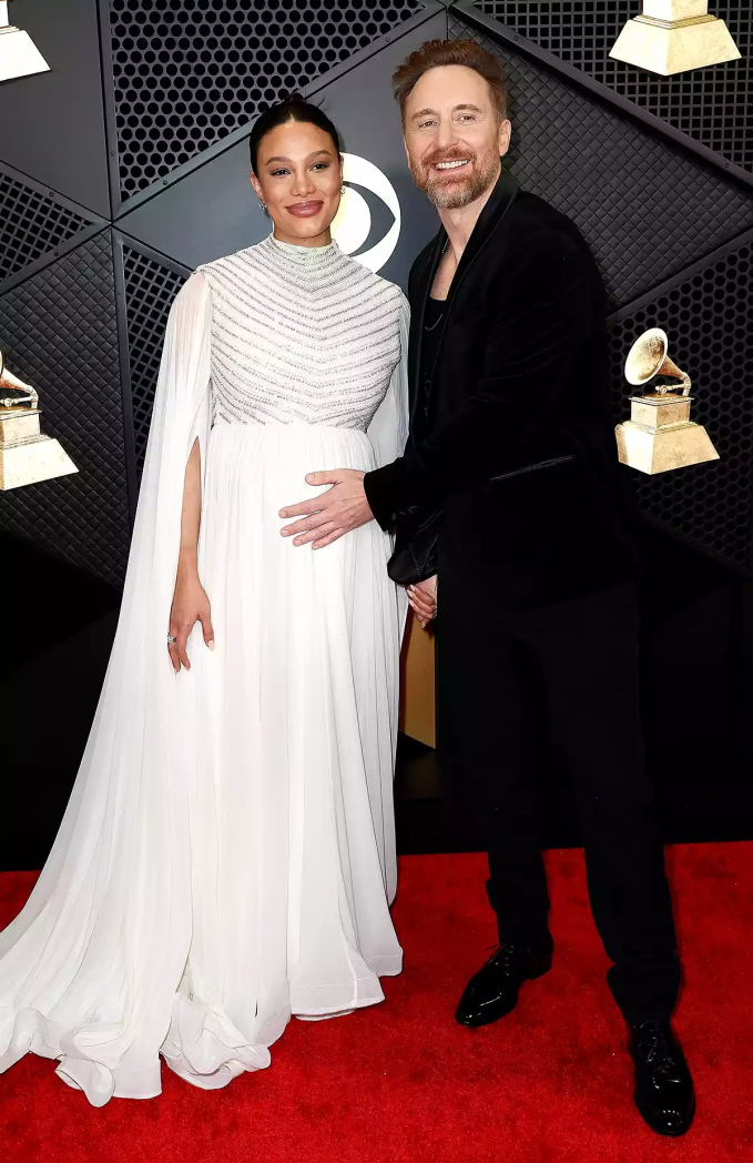 Siêu thảm đỏ Grammy 2024: Rắn chúa Taylor Swift chặt chém bắt cặp “sầu nữ” Lana Del Rey, Miley Cyrus chưa gây tranh cãi bằng Doja Cat hớ hênh - Ảnh 22.