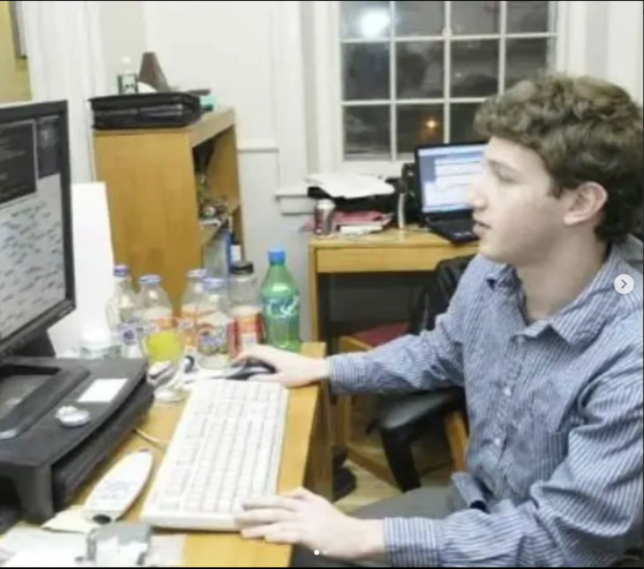 Mark Zuckerberg khoe ảnh kỷ niệm Facebook 20 năm tuổi - Ảnh 1.