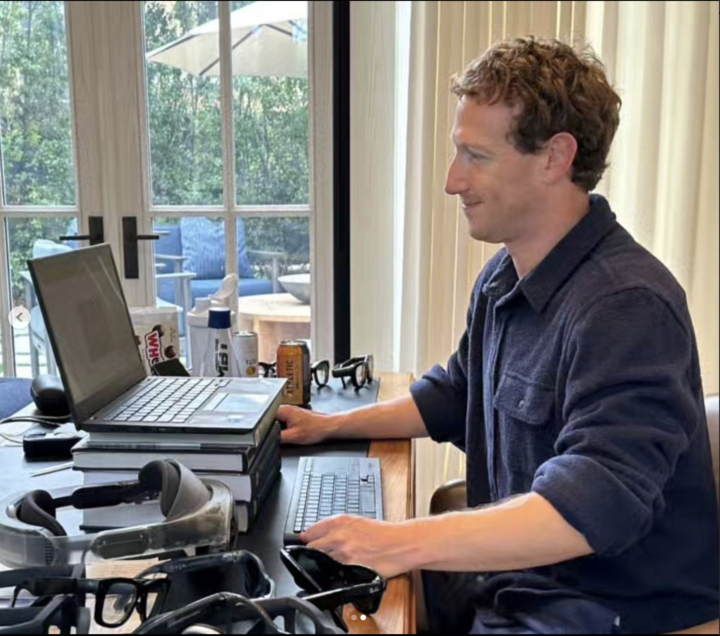 Mark Zuckerberg khoe ảnh kỷ niệm Facebook 20 năm tuổi - Ảnh 2.