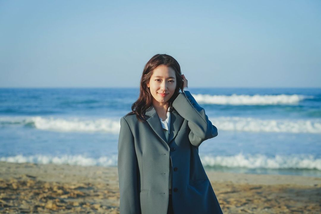 Say đắm nhan sắc của Park Shin Hye ở hậu trường phim mới- Ảnh 4.
