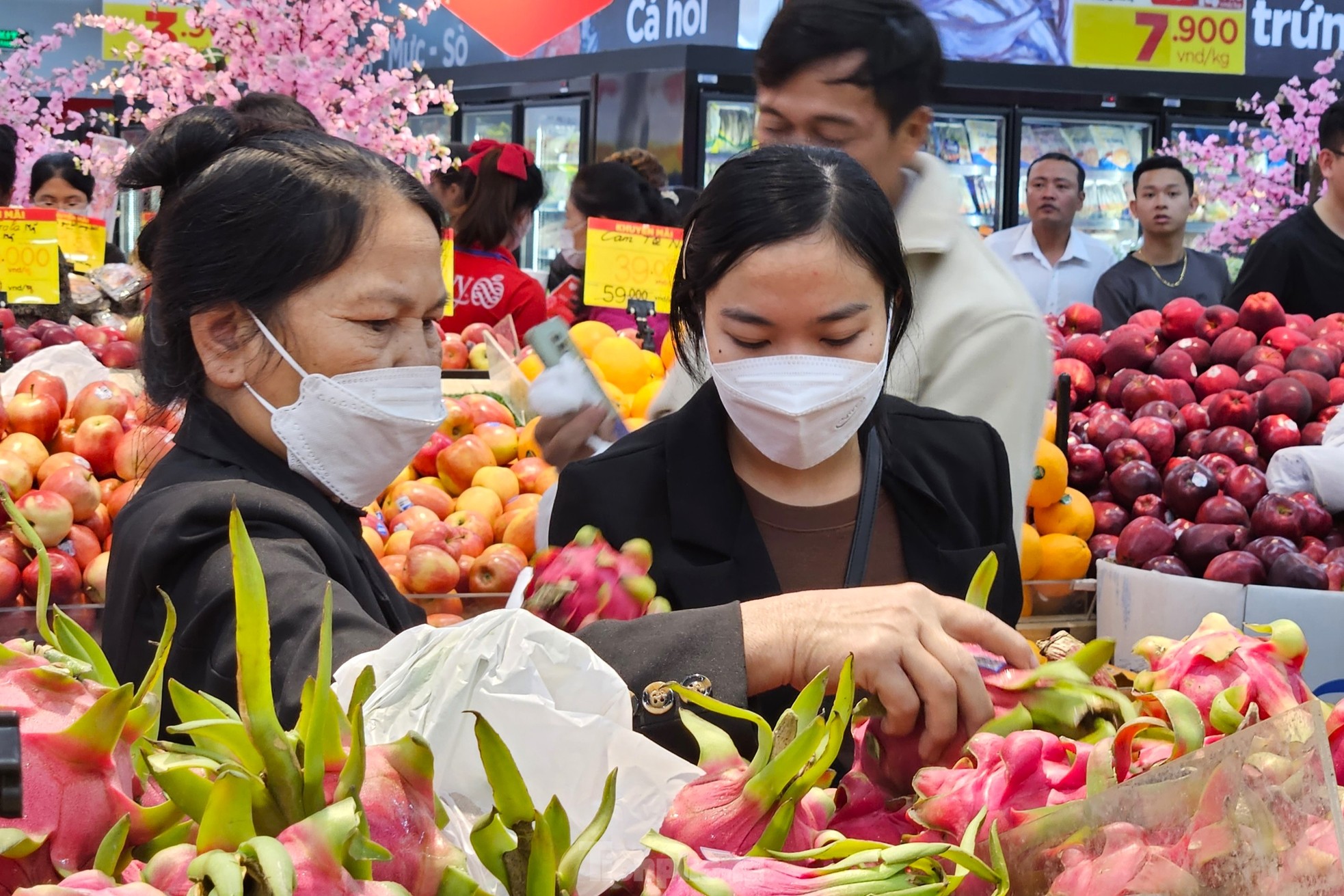 Cảnh trái ngược giữa siêu thị và chợ truyền thống ngày giáp Tết - Ảnh 5.