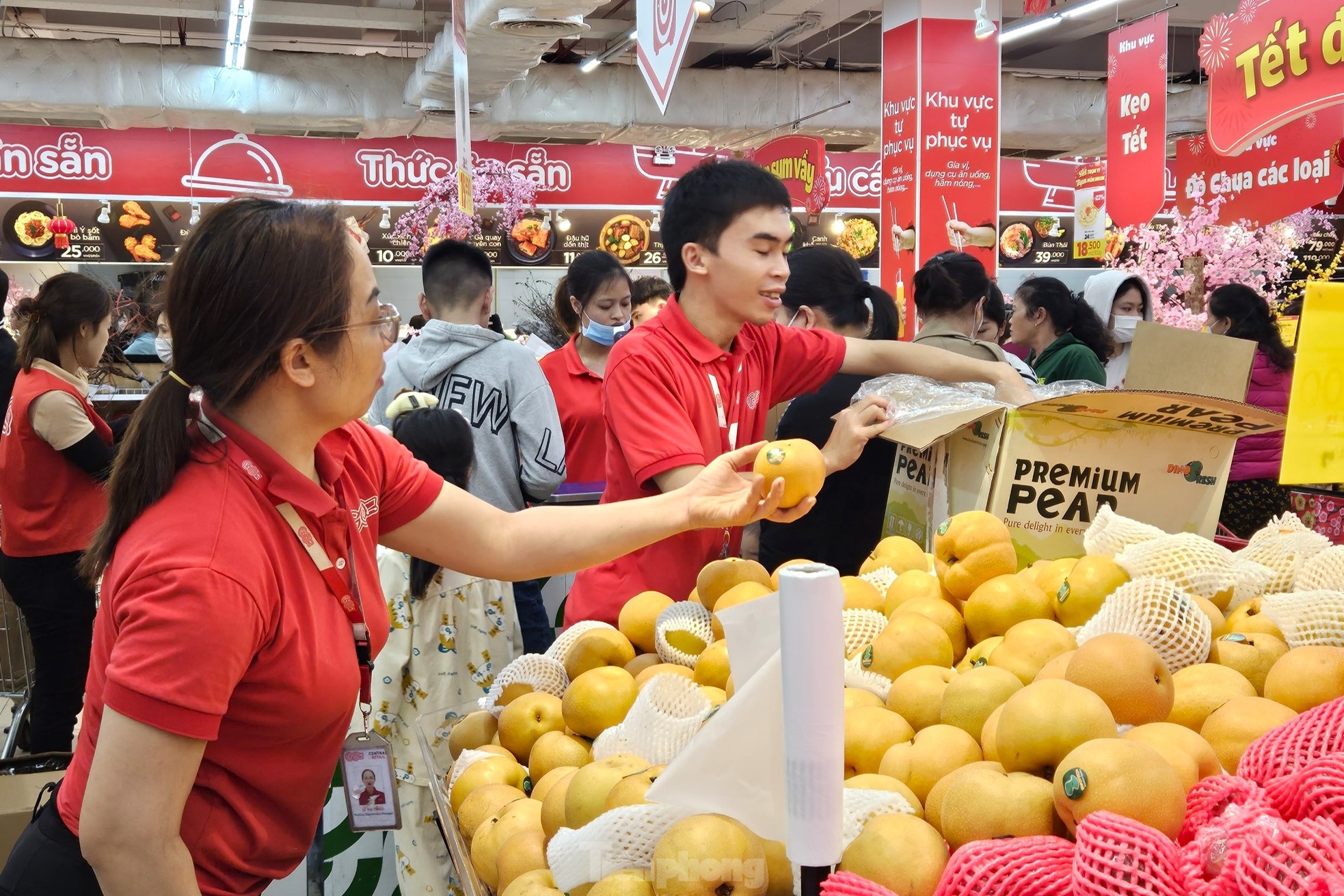 Cảnh trái ngược giữa siêu thị và chợ truyền thống ngày giáp Tết - Ảnh 6.