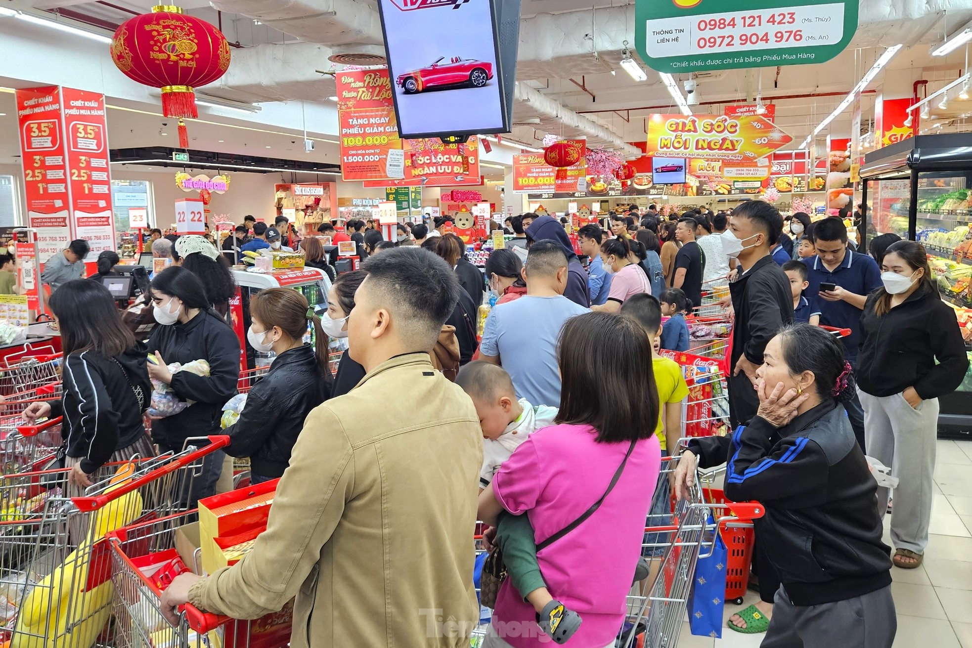 Cảnh trái ngược giữa siêu thị và chợ truyền thống ngày giáp Tết - Ảnh 8.