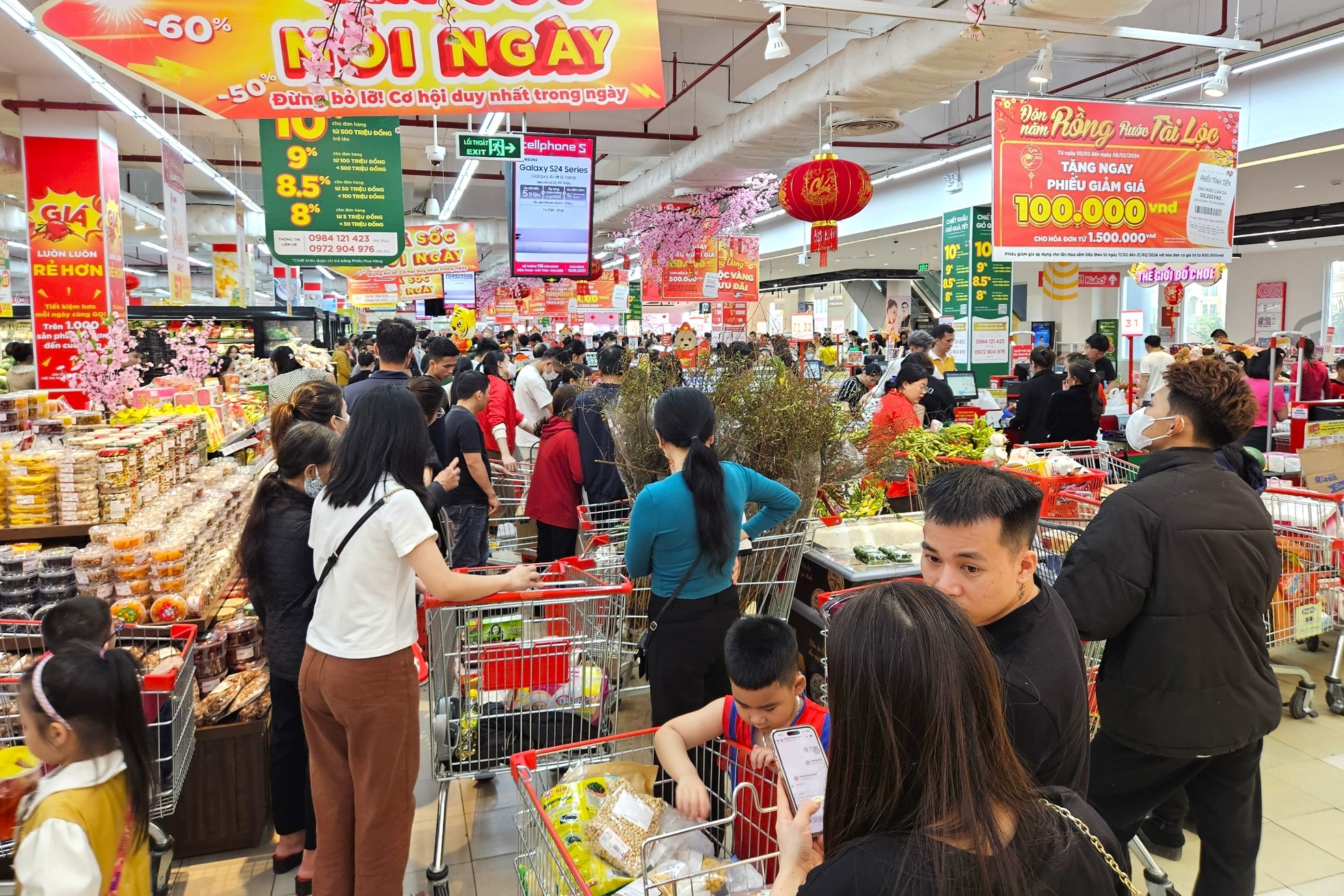 Cảnh trái ngược giữa siêu thị và chợ truyền thống ngày giáp Tết - Ảnh 7.