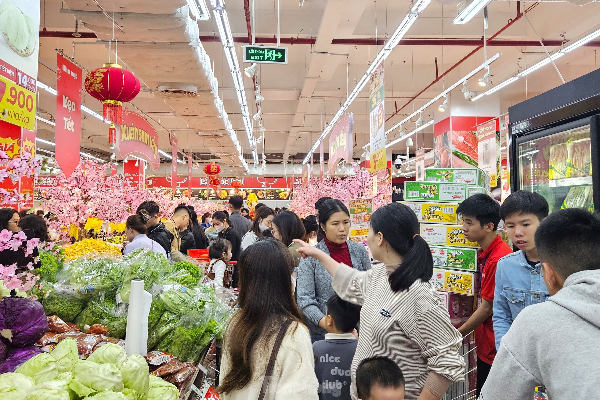 Cảnh trái ngược giữa siêu thị và chợ truyền thống ngày giáp Tết - Ảnh 3.