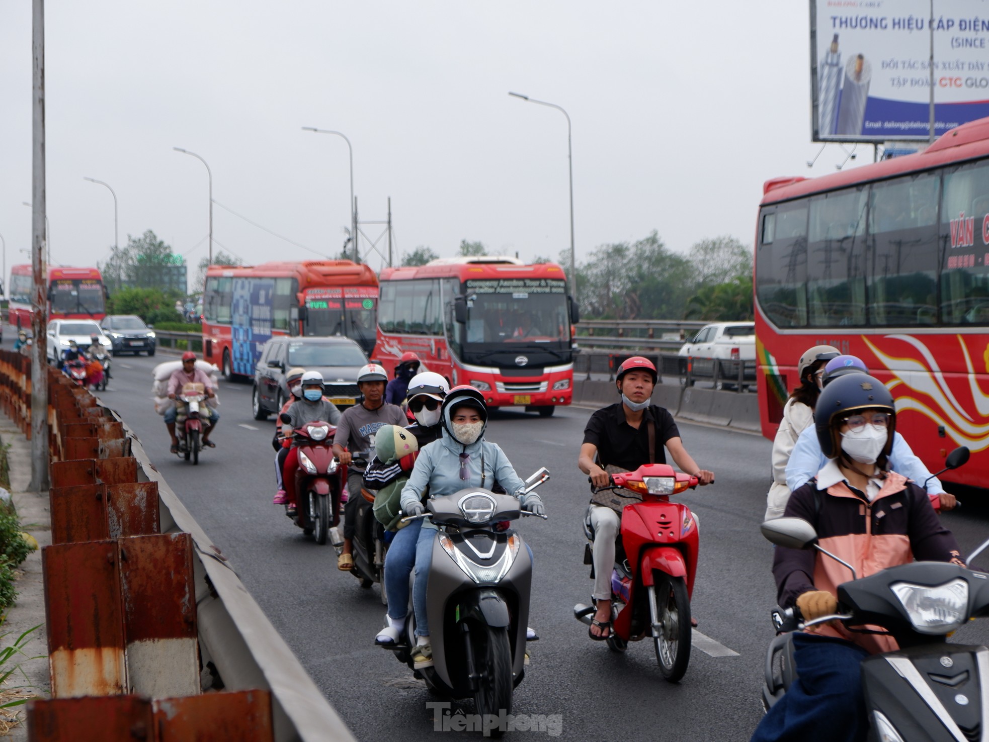 Bất ngờ hình ảnh Sân bay Tân Sơn Nhất, cửa ngõ về miền Tây ngày 26 Tết - Ảnh 13.