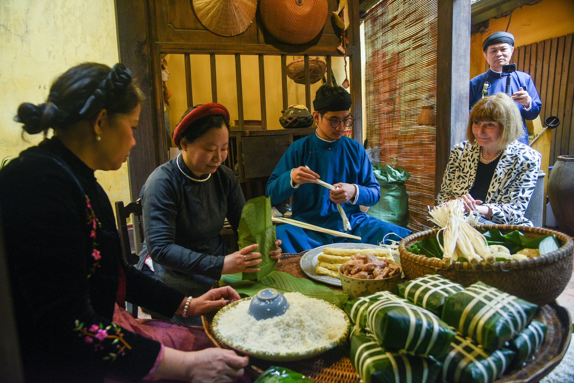 Với chủ đề "Tết Việt - Tết Phố 2024", chương trình gồm nhiều hoạt động diễn ra tại các di tích, nhằm tái hiện nhiều nét văn hóa truyền thống của người dân phố cổ Hà Nội.