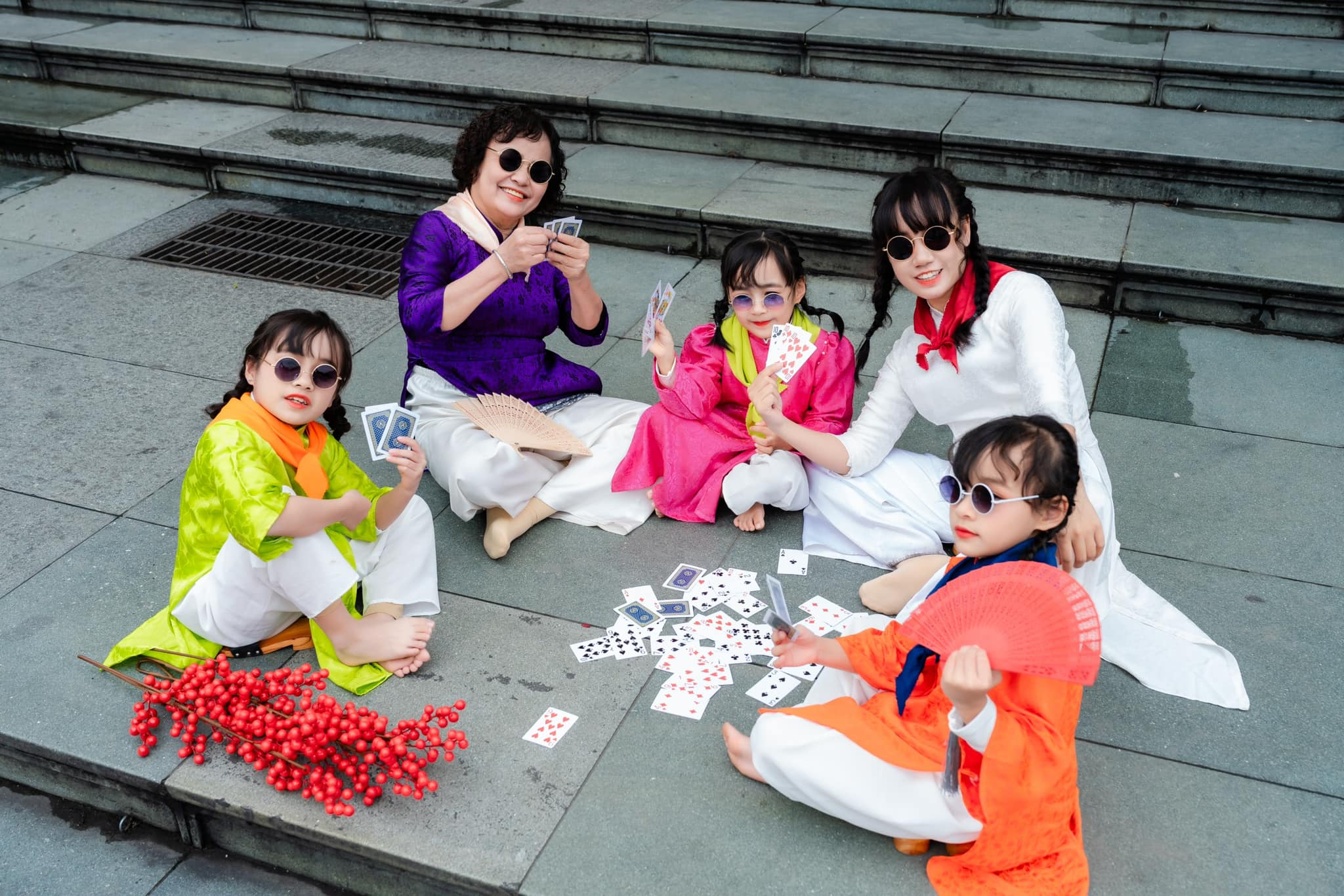 Bộ ảnh chào Xuân đón Tết 2024 của gia đình 3 thế hệ "bà ngoại, mẹ bỉm và 3 nàng công chúa" rực rỡ phố - Ảnh 4. Bộ ảnh chào Xuân đón Tết 2024 của gia đình 3 thế hệ "bà ngoại, mẹ bỉm và 3 nàng công chúa" rực rỡ phố - Ảnh 4.