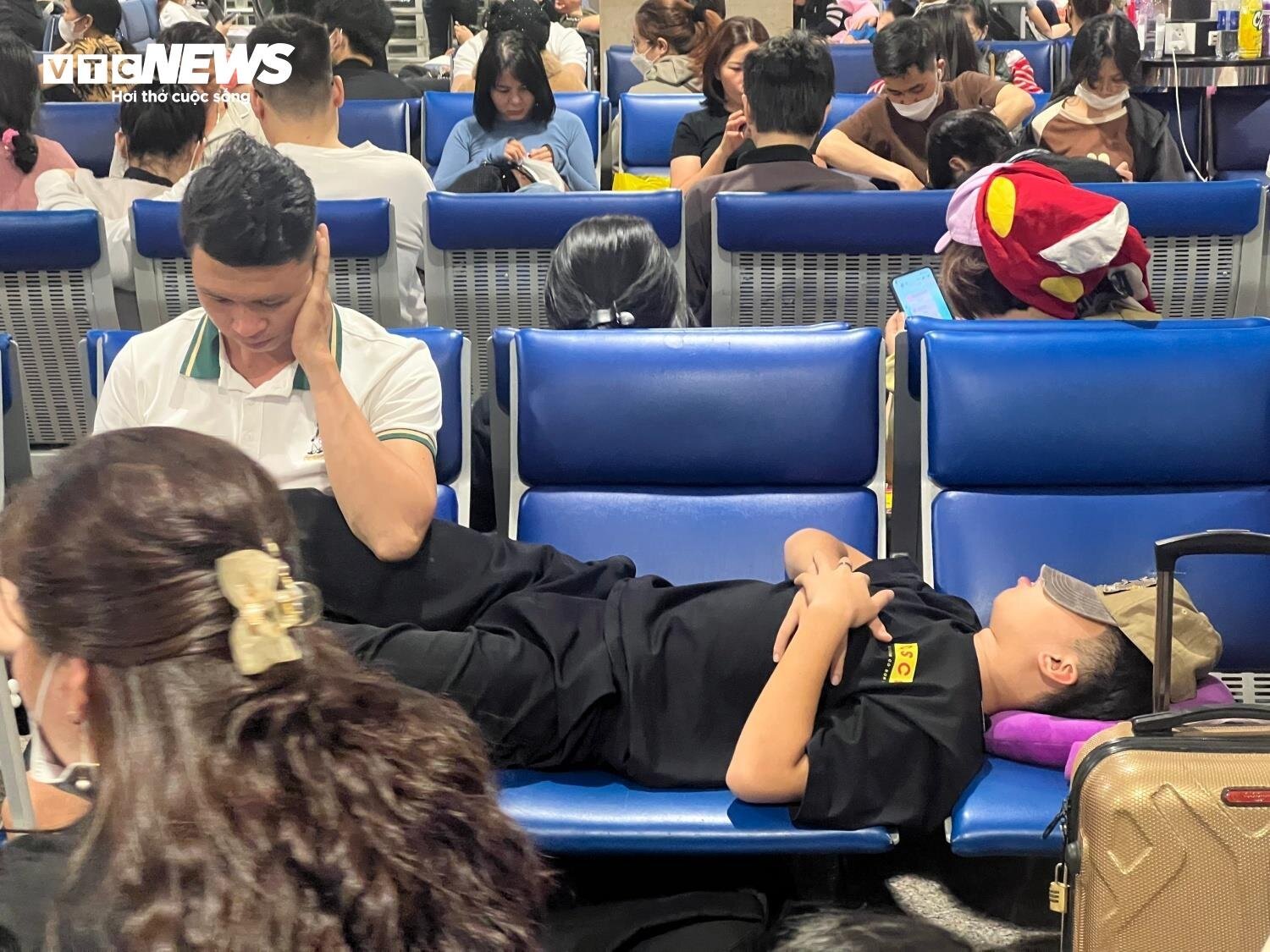 Khách nằm, ngồi la liệt ở sân bay Tân Sơn Nhất ngày 27 Tết - Ảnh 6.