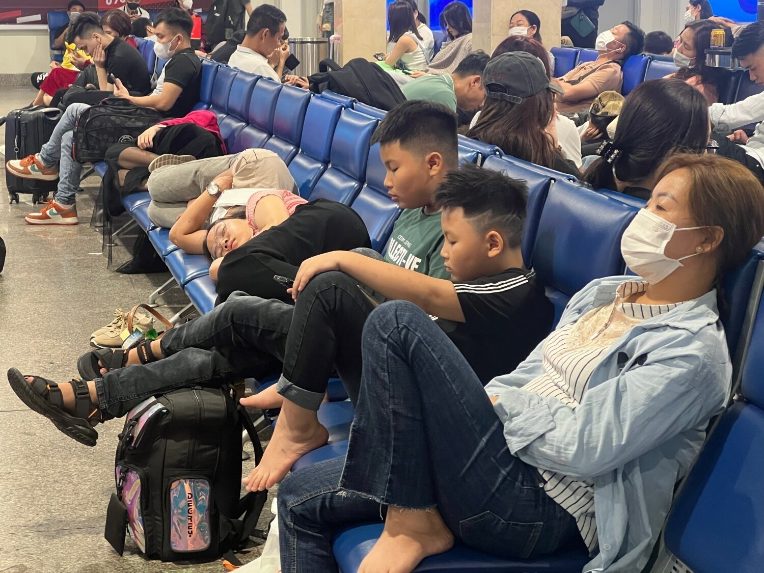 Khách nằm, ngồi la liệt ở sân bay Tân Sơn Nhất ngày 27 Tết - Ảnh 7.