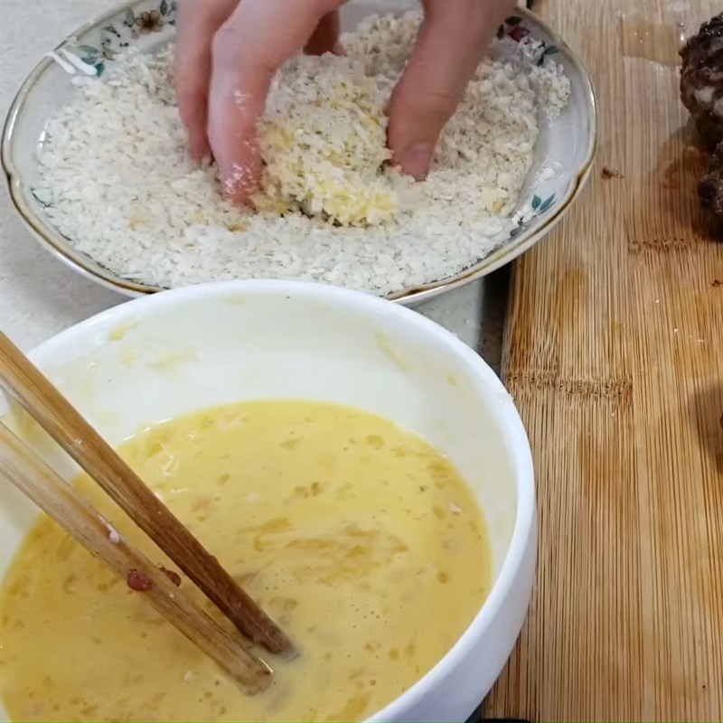 Cách làm thịt viên chiên bọc phô mai béo ngậy, thơm ngon - Ảnh 5. Cách làm thịt viên chiên bọc phô mai béo ngậy, thơm ngon - Ảnh 5.