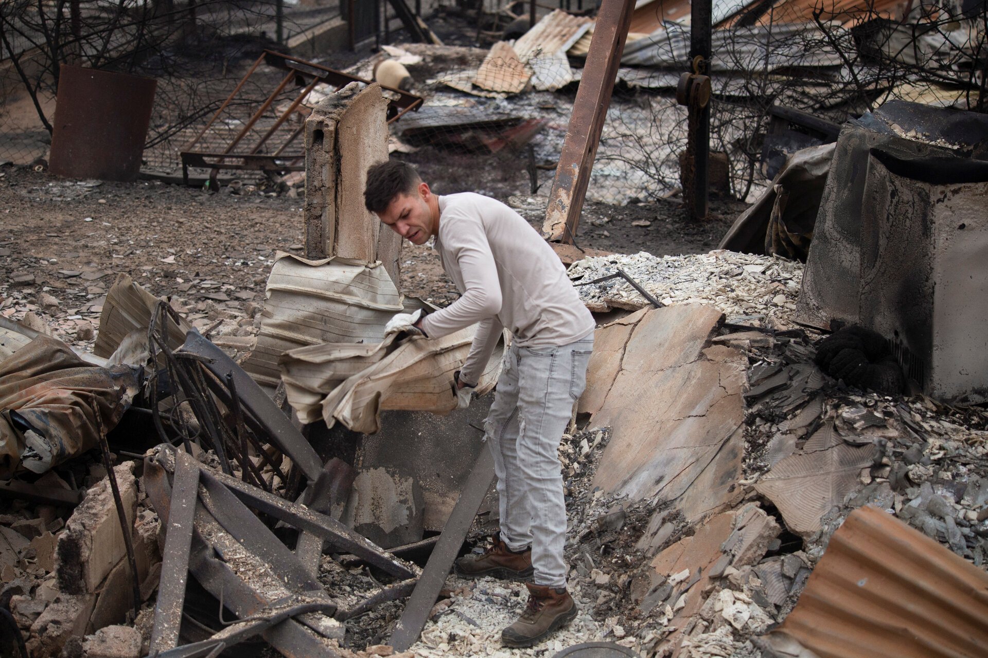 Cháy rừng tàn phá các thành phố Chile, cảnh tượng như đang ở địa ngục - Ảnh 12.