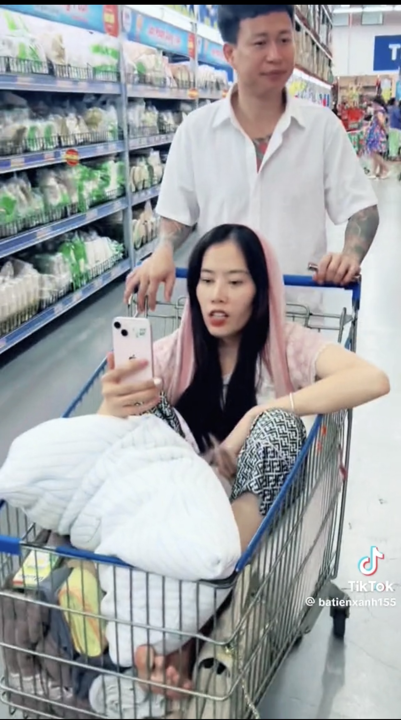 Đi mua sắm cùng bạn trai, Nam Em vướng tranh cãi vì 1 hành động- Ảnh 2. Đi mua sắm cùng bạn trai, Nam Em vướng tranh cãi vì 1 hành động- Ảnh 2.