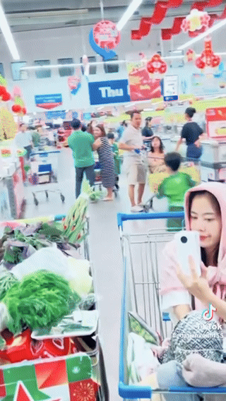 Đi mua sắm cùng bạn trai, Nam Em vướng tranh cãi vì 1 hành động- Ảnh 3. Đi mua sắm cùng bạn trai, Nam Em vướng tranh cãi vì 1 hành động- Ảnh 3.