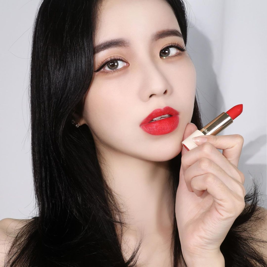 5 mẹo giữ m&agrave;u son l&acirc;u tr&ocirc;i cực hữu &iacute;ch trong ng&agrave;y Tết - Ảnh 1.