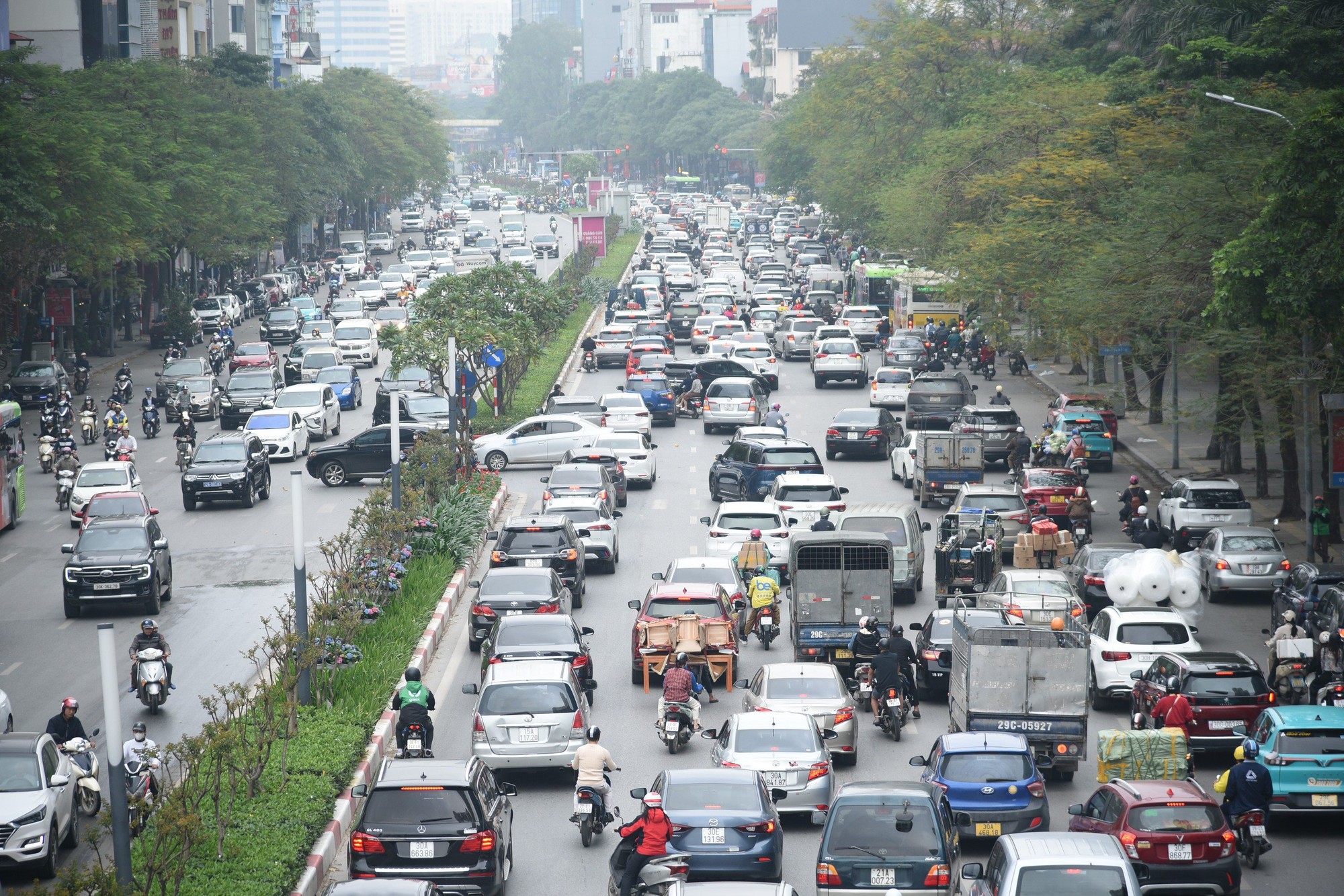 Người dân tranh thủ &quot;mang Tết về nhà&quot; khi đường phố Hà Nội kẹt cứng- Ảnh 8.